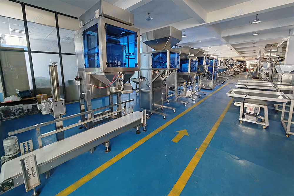 IMG_20240830_1316012.jpg ⑶、25公斤颗粒包装机采用双斗秤或四斗秤振动下料