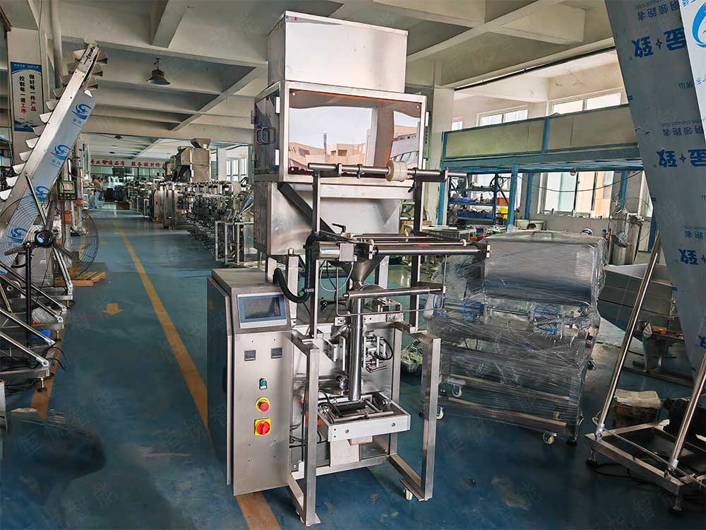 小型自动称重包装机广泛应用于食品、药品、化工等行业的小剂量产品包装