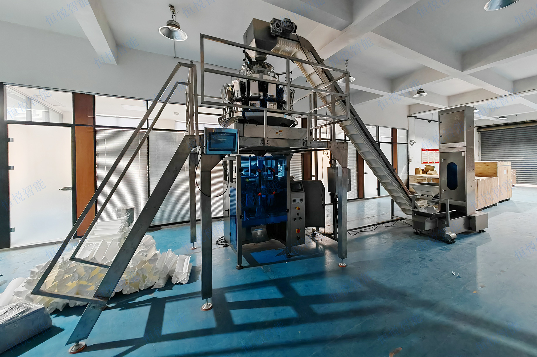 自动称重包装机是一种将高精度称重计量装置与立式包装机或给袋式包装机相结 自动称重包装机是一种将高精度称重计量装置与立式包装机或给袋式包装机相结