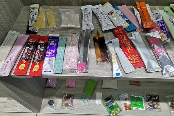 全自动小型包装机能够满足颗粒、条块、片状、球状、粉料、液体、膏体产品的自动定量包装