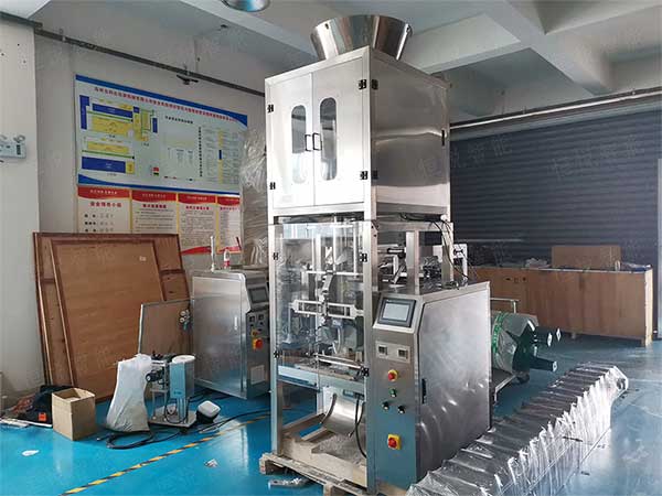 全套粉体自动包装机流水线由螺杆计量机、真空上料机、成品输送机组成